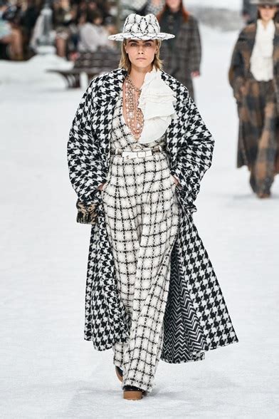 chanel sfilata autunno inverno 2018|Sfilata Chanel Haute Couture Autunno Inverno 2018 2019: i look .